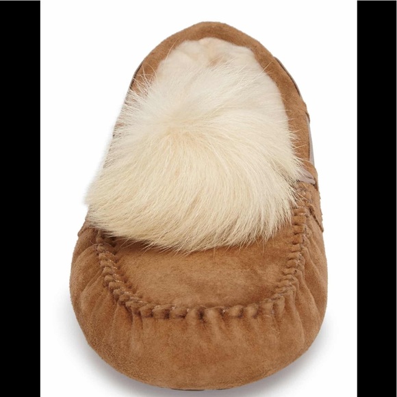 🔥🔥UGG DAKOTA Genuine Sheepskin Pom-Pom Slippers. - Picture 4 of 9